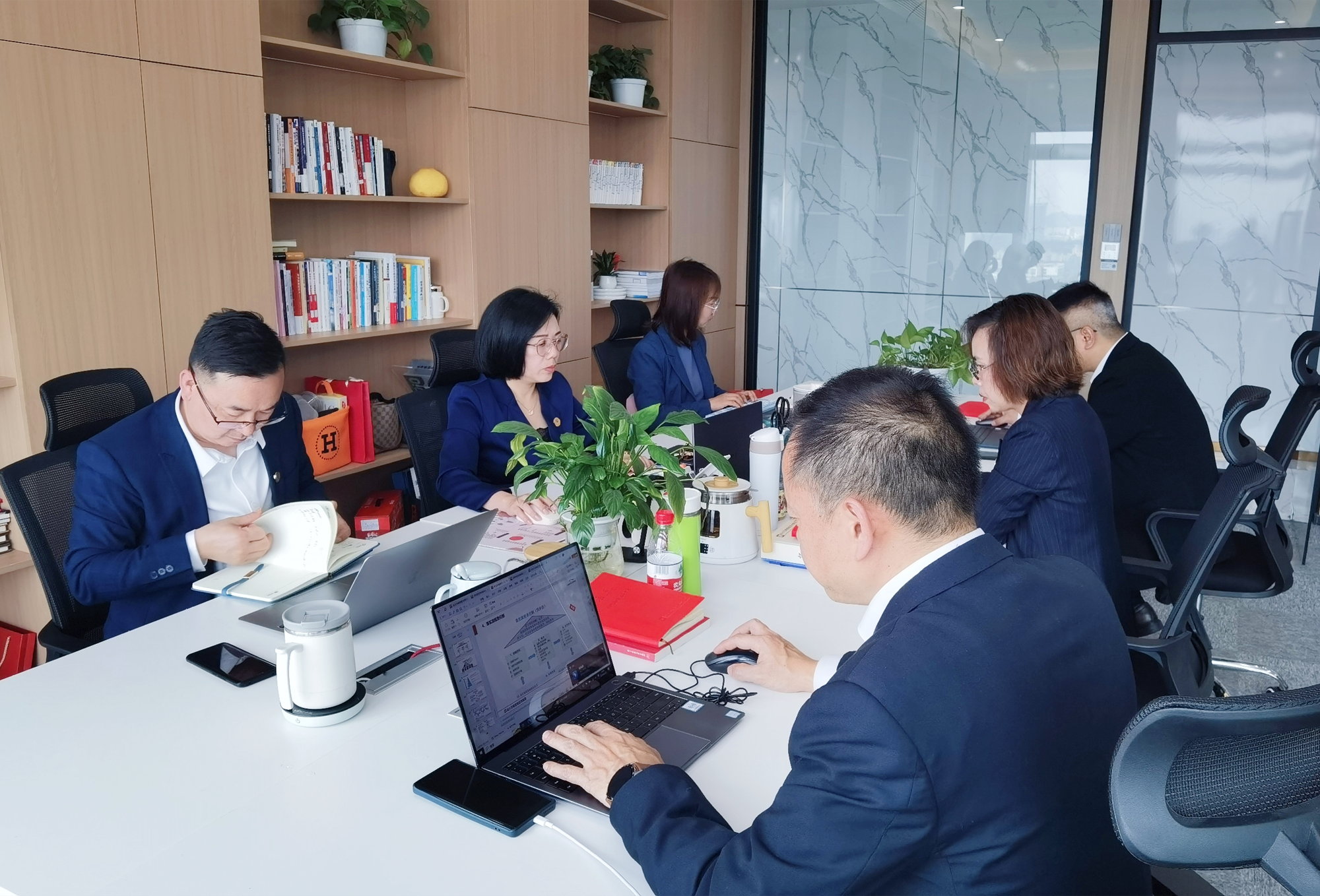 智汇数据，屏见未来：吉林省优正科技携手才巳咨询，共筑AI数据大屏新生态